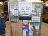 un chariot contenant de nombreux cartons dans un entrepôt