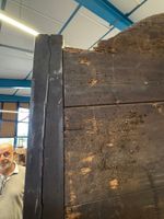 Armoire en bois mouluré et sculpté corniche chapeau de genda… (photo 5)
