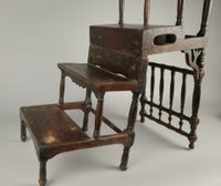 Chaise formant escabeau en bois tourné foncé à quatre marche… (photo 4)