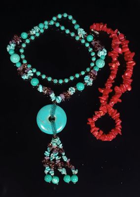 Sautoir composé de perles et éclats de turquoise et centré d…