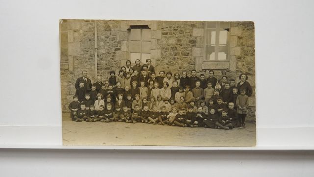 Dontreix Carte photo d’une classe devant l’école (avec M. Bougero...