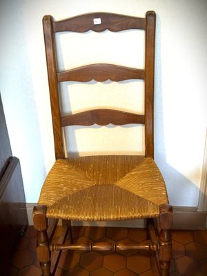 une chaise en bois avec une assise jaune dans une pièce