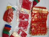de nombreux sachets de décorations rouges et dorées sur la table