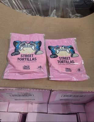 deux sachets de tortillas vendues dans la rue posés sur une boîte en carton