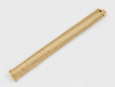 un bracelet en or orné d'un motif en spirale sur fond blanc