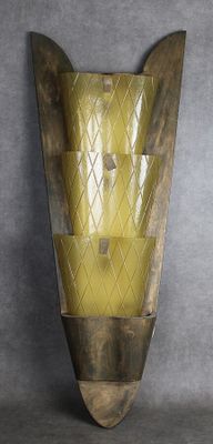 une image représentant un vase fixé au mur, à l'intérieur duquel se trouve un vase jaune