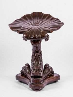 une photo d'une table en bois sur laquelle est posée une fleur