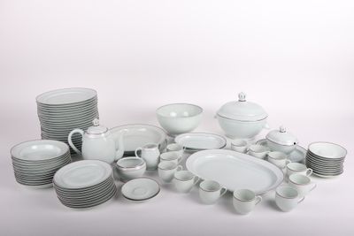 beaucoup de vaisselle et de tasses blanches sur la table