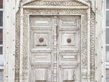 une porte blanche située sur le côté d'un immeuble