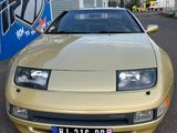 une voiture dorée garée devant un immeuble