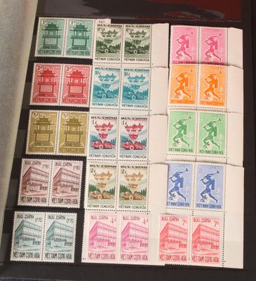 une photo d'une collection de timbres dans une vitrine
