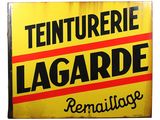 panneau jaune et rouge avec une inscription en noir indiquant « Tenturerie Lagardde »