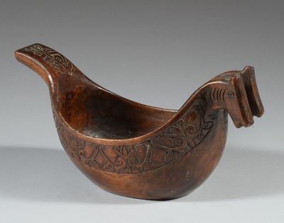 une image représentant un bol en bois orné d'un motif représentant un oiseau