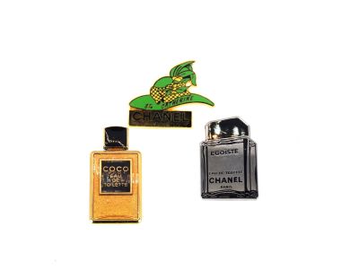 CHANEL années 90 - Réunion de 3 PIN'S en métal émaillé : 2 P…