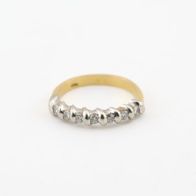 une bague en or et en argent sertie de cinq diamants