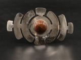 une image représentant un bracelet en argent orné d'une pierre marron au centre