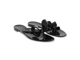 une photo d'une paire de sandales noires sur fond blanc