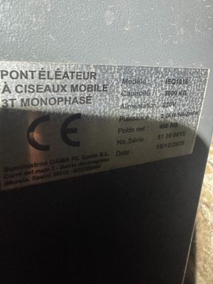 une image montrant un gros plan d'une étiquette apposée sur une machine