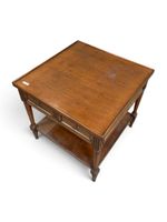 Table d'appoint en bois naturel, les pieds fuselés réunis pa… (photo 2)