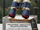 une image représentant une paire de jumelles posée sur une boîte