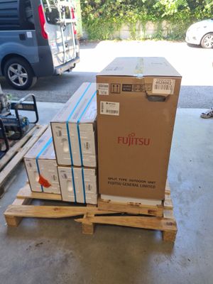 une boîte posée sur une palette dans le garage