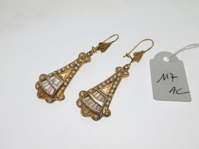 une paire de boucles d'oreilles en or et diamants