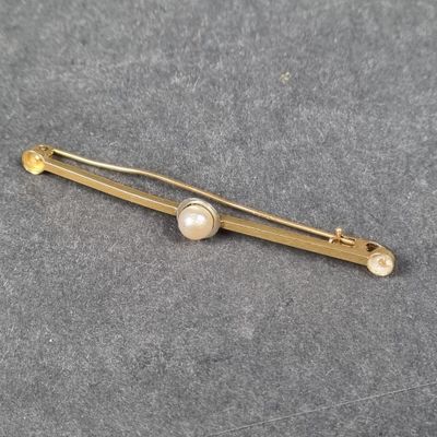 Broche barrette en or jaune (750/1000e) centrée d'une perle …