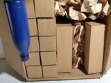 une boîte en carton contenant une bouteille en plastique bleue