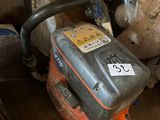 une tronçonneuse posée sur un tas d'outils