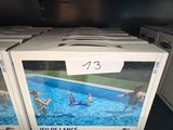trois boîtes de jouets aquatiques sur une étagère dans un magasin