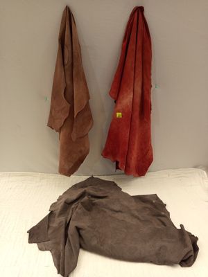 deux serviettes accrochées au mur à côté d'un lit