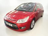La Citroën rouge est garée dans une pièce blanche