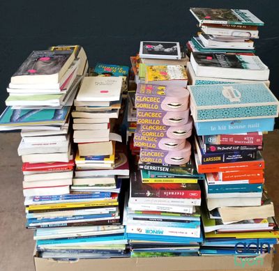 plusieurs livres empilés sur une table