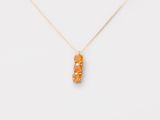 un collier plaqué or avec un pendentif en pierre orange