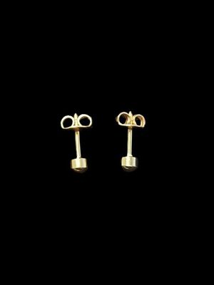 une paire de boucles d'oreilles en or sur fond noir