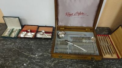 une boîte en bois contenant de l'argenterie sur une table