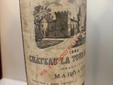 une bouteille de vin posée sur une table