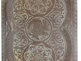 une vieille plaque métallique ornée d'un motif décoratif