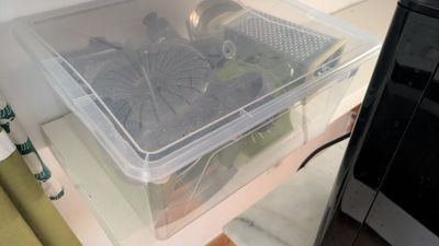 un bac en plastique contenant un vélo à l'intérieur