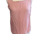 une photo d'un haut rose sur un mannequin