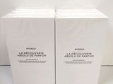 deux boîtes de parfum posées l'une sur l'autre sur une table