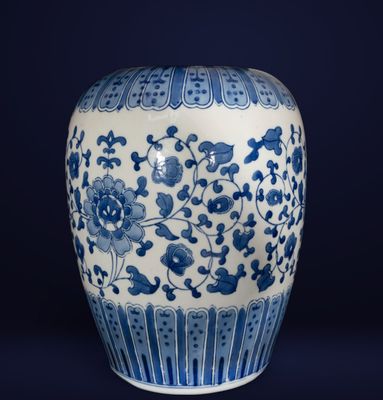 vase bleu et blanc orné de fleurs et d'oiseaux sur fond sombre