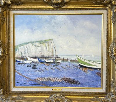 une peinture à l'huile représentant des bateaux sur une plage, avec des falaises en arrière-plan
