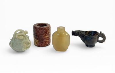 trois petits vases et un petit vase posés sur une surface blanche