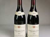 deux bouteilles de vin rouge posées l'une à côté de l'autre sur une table