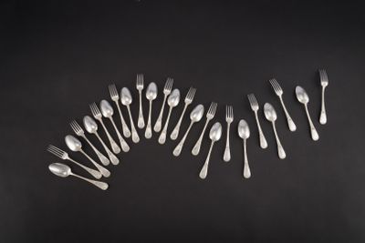 un ensemble de fourchettes et de cuillères disposées en forme de vague