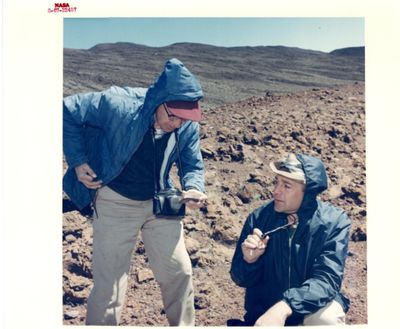 deux hommes debout dans la poussière
