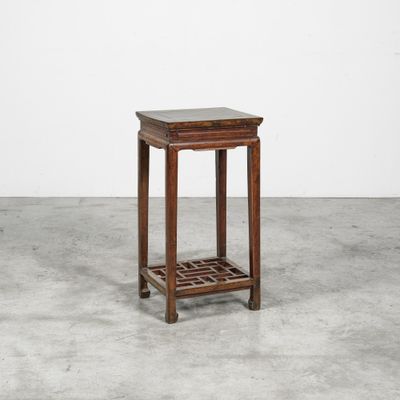 une petite table en bois surmontée d'une étagère