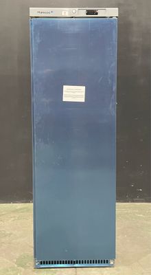 une photo d'un réfrigérateur bleu posé sur un sol en béton