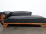 chaise longue en cuir noir avec pieds et accoudoirs en bois